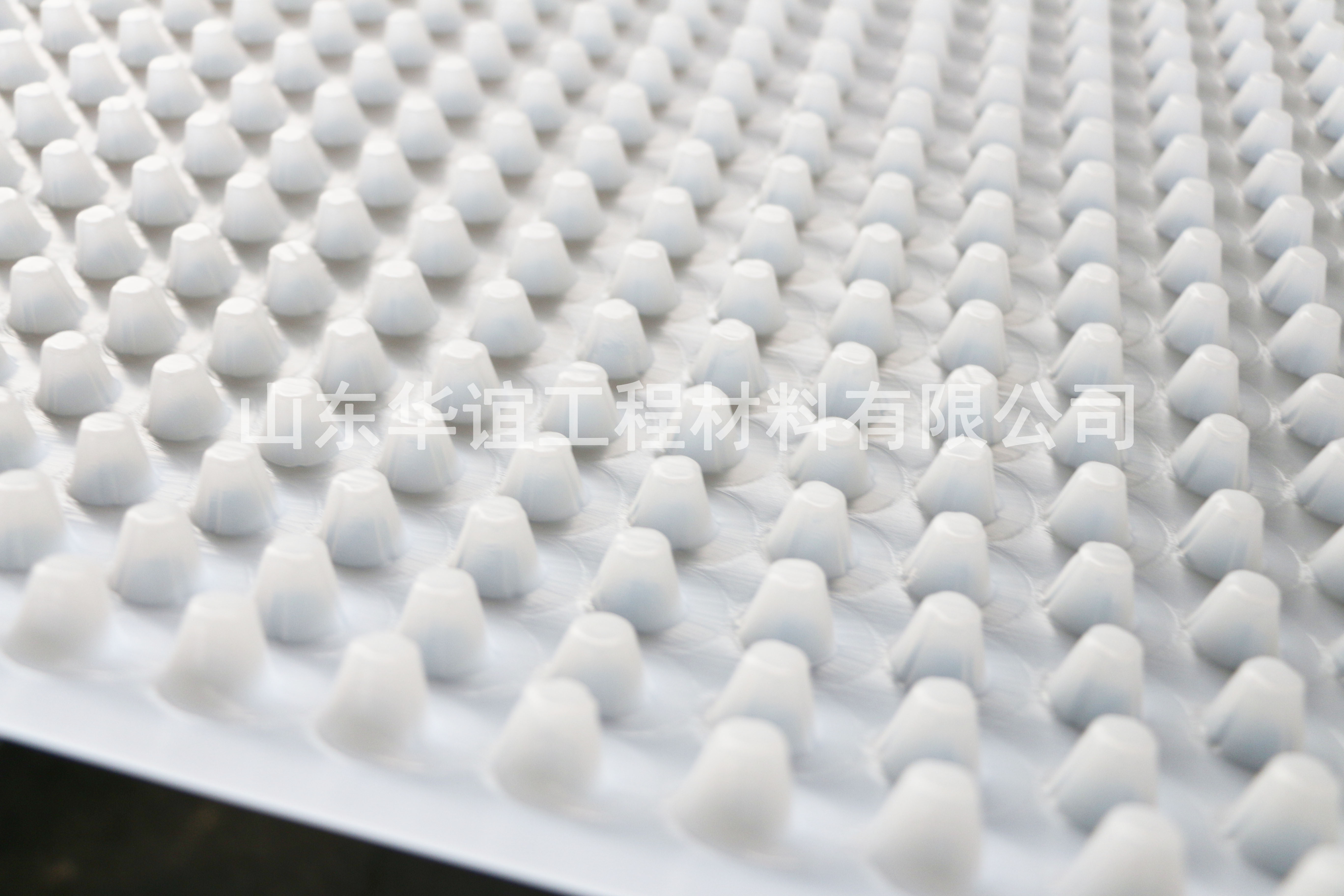 20mm凸高江西塑料排水板的施工規(guī)范是什么？