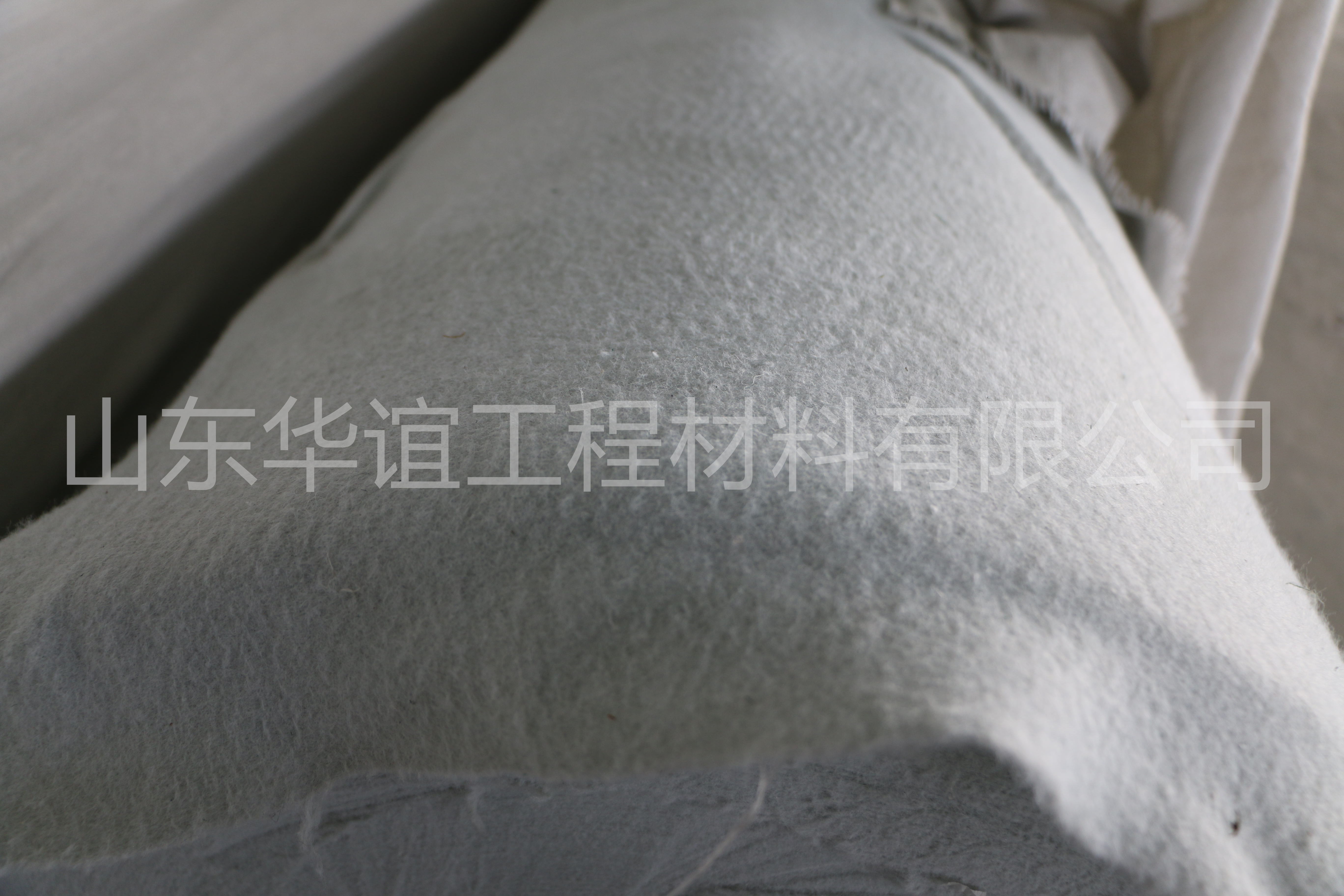 四川短絲土工布和長(zhǎng)絲土工布的工程應(yīng)用有什么不同?