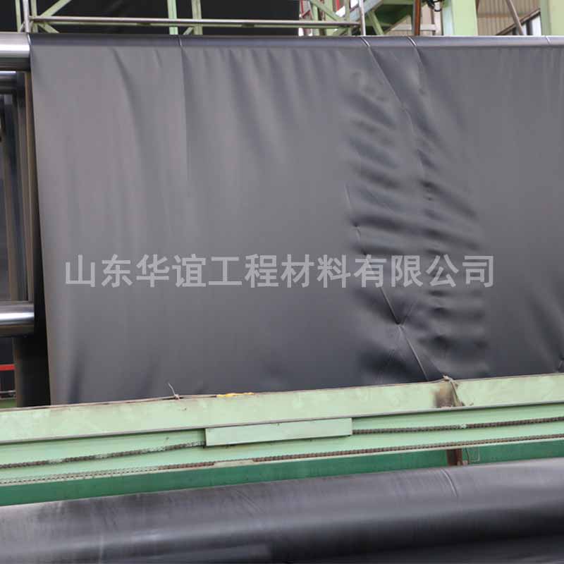 江西防滲土工膜與壩體之間的抗滑穩(wěn)定性有什么關(guān)聯(lián)？