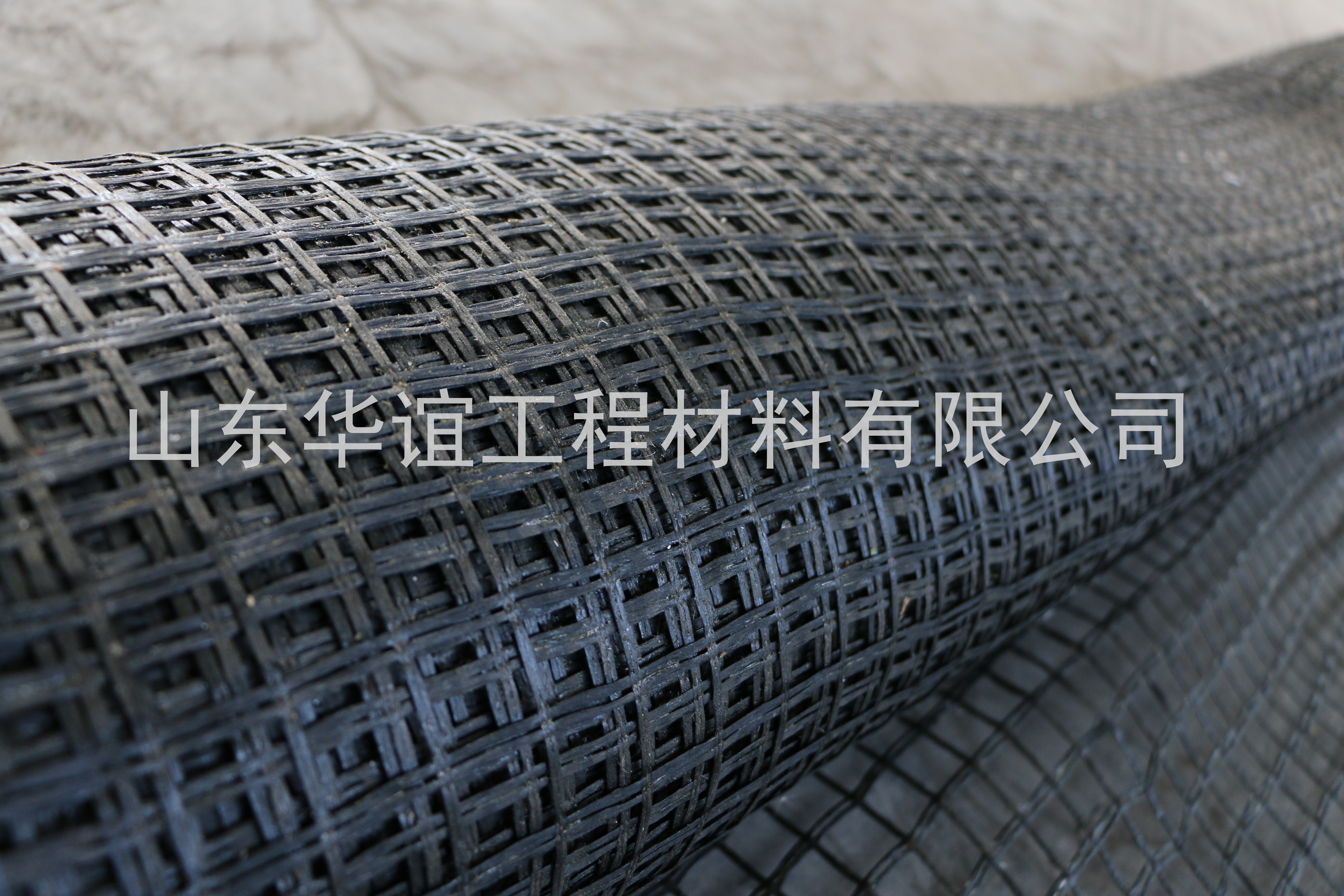 路堤兩側(cè)土工格柵受力與路堤內(nèi)應(yīng)力分布發(fā)生變化有關(guān)